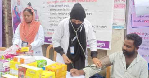 পুরাদিয়া হাটে এসএমসি স্বাস্থ্য সেবা ও মনি বিস্কুট মেলা অনুষ্ঠিত