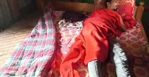 মাদকাসক্ত ছেলেকে শিকলে বাঁধলেন মা-বাবা