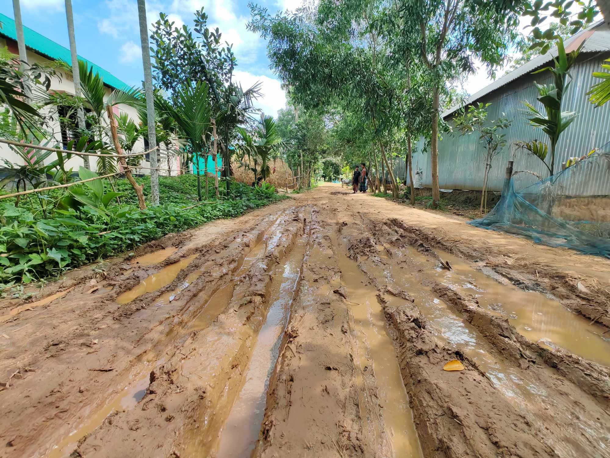 ৩ কিলোমিটার কাঁচা রাস্তায় যত ভোগান্তি
