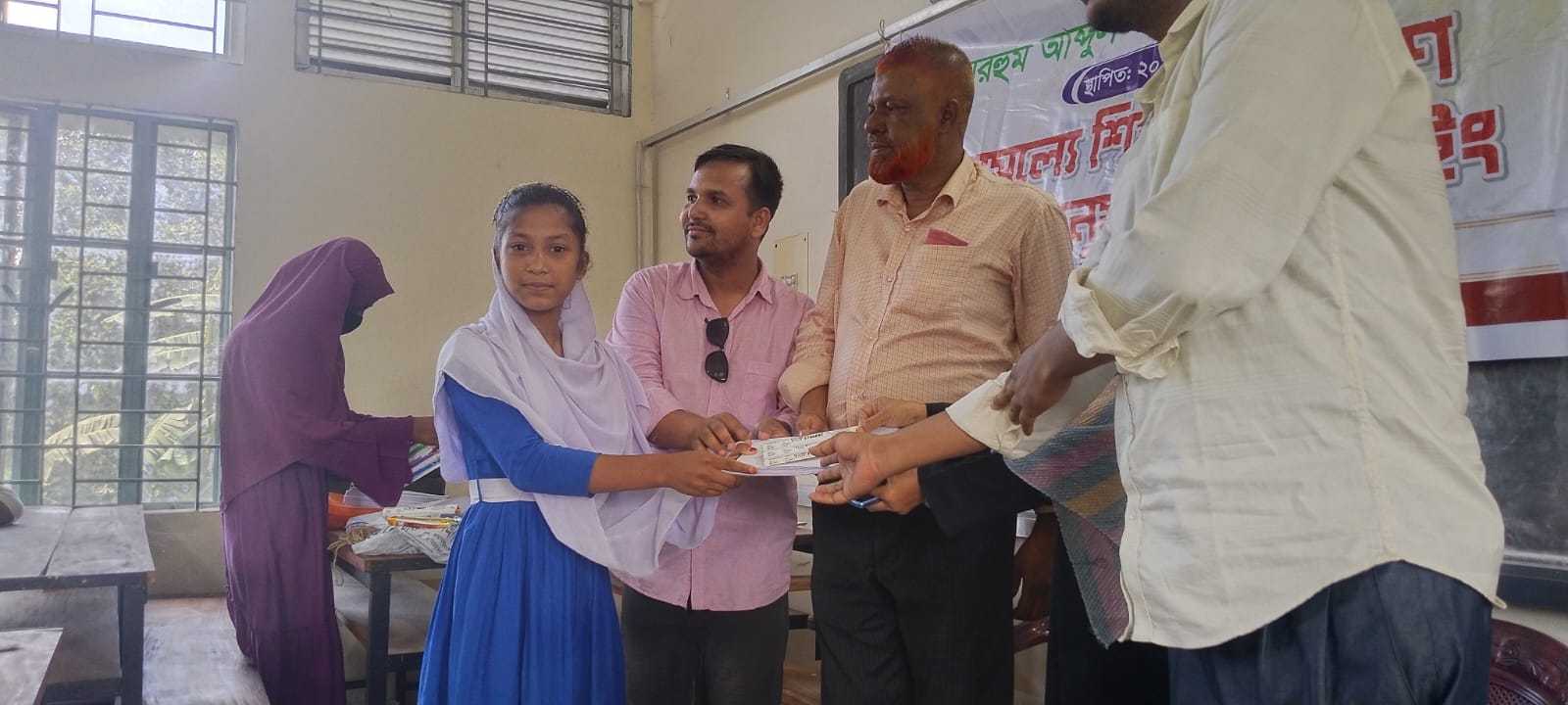 নান্দাইলে আব্দুল জলিল শিক্ষা ফাউন্ডেশনের উদ্যোগে বিনামূল্যে শিক্ষা উপকরণ বিতরণ ৫০