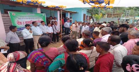 দীঘিনালায় বিনামূল্যে কৃষকদের মাঝে আউশ ধানের বীজ ও সার বিতরণ।