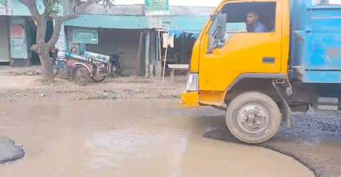 সরাইগাছি-আড্ডা সড়ক মরন ফাঁদে পরিণত, দ্রুত সংস্কার দাবি এলাকাবাসীর।