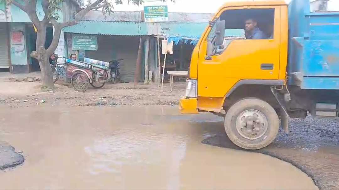 সরাইগাছি-আড্ডা সড়ক মরন ফাঁদে পরিণত, দ্রুত সংস্কার দাবি এলাকাবাসীর।