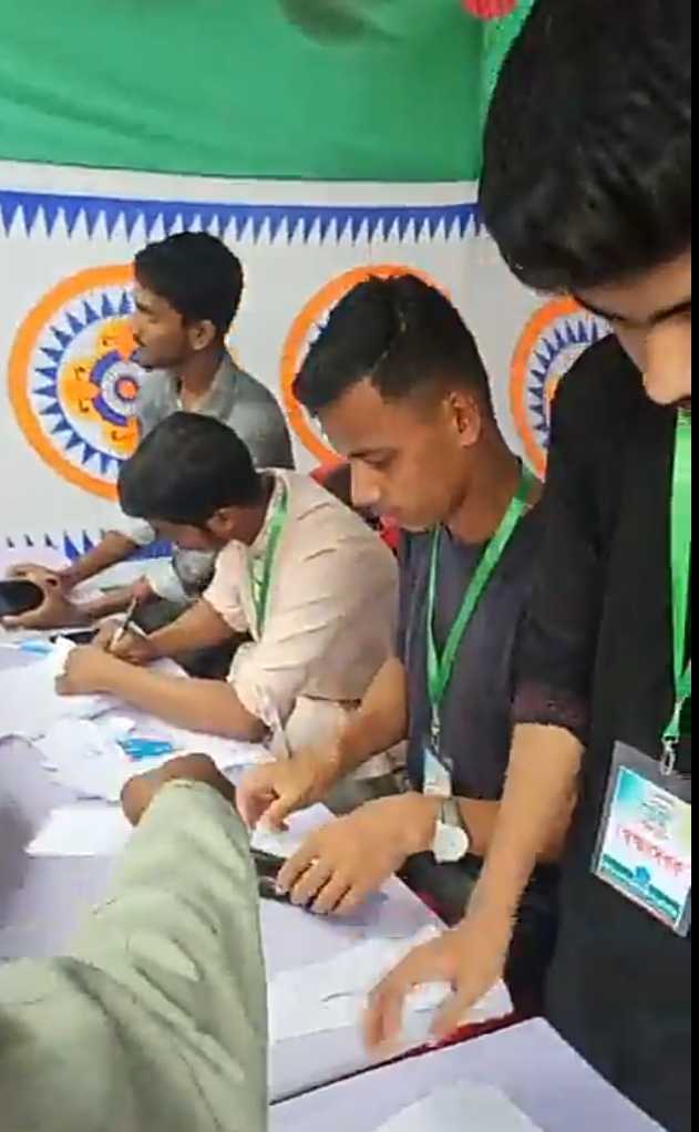 সারা দেশের ন্যায় বাগেরহাটে সরকারি পি সি কলেজে অনার্স ভর্তি পরীক্ষার্থীদের পাশে ছাত্রশিবিরের
