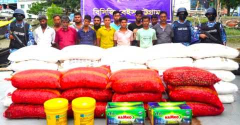 মিয়ানমারে পাচারকালে ৪৩০ বস্তা ইউরিয়া সার ও ৬০০ বস্তা আলুসহ ১৩ পাচারকারী গ্রেফতার