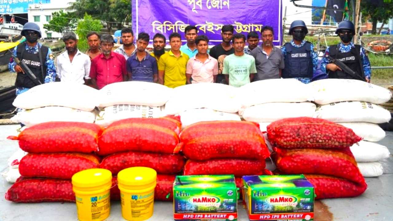 মিয়ানমারে পাচারকালে ৪৩০ বস্তা ইউরিয়া সার ও ৬০০ বস্তা আলুসহ ১৩ পাচারকারী গ্রেফতার