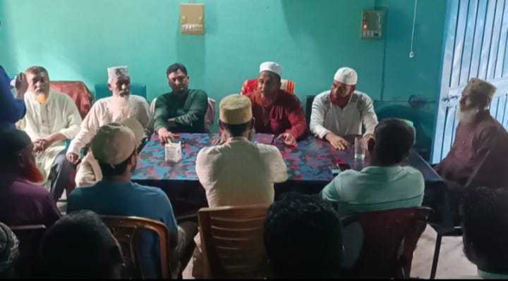 জামায়াতের নিবন্ধন ফিরে পাওয়ায় হিলিতে দোয়া ও মিষ্টি বিতরণ