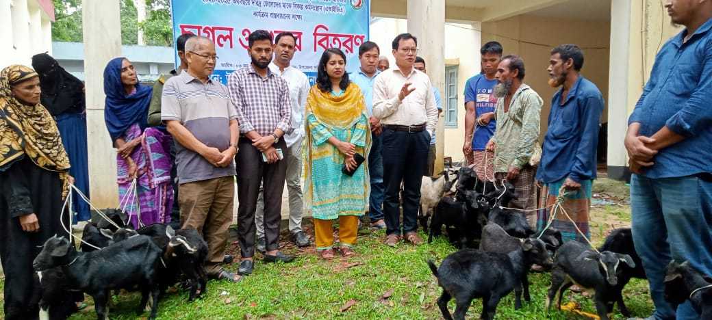 পানছড়িতে দরিদ্র জেলেদের মাঝে ছাগল ও শুকর বিতরণ। 