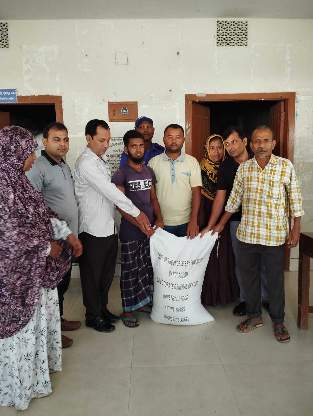 রংপুরের পীরগাছার কল্যাণী ইউনিয়নে ভিজিএফ এর চাল বিতরণ 