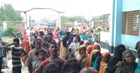 পার্বতীপুর পৌরসভার সহযোগিতায় ঈদুল আযহা উপলক্ষে ভিজিএফ এর চাল বিতরন।