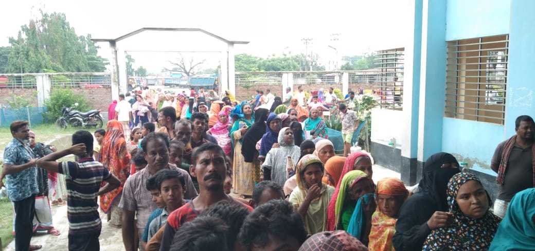 পার্বতীপুর পৌরসভার সহযোগিতায় ঈদুল আযহা উপলক্ষে ভিজিএফ এর চাল বিতরন।