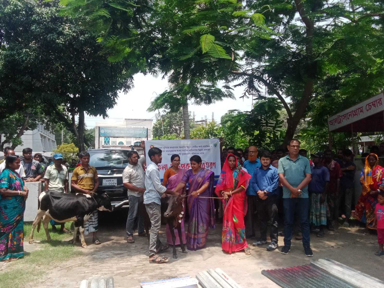 ক্ষুদ্র নৃগোষ্ঠীর আর্থ সামাজিক ও জীবন মানোন্নয়নের লক্ষ্যে বদলগাছীতে বকনা বাছুর বিতরণ 