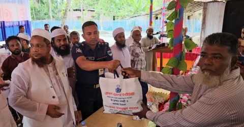 বাগেরহাটে অসহায় দরিদ্রদের মাঝে ঈদ উপহার বিতরণ