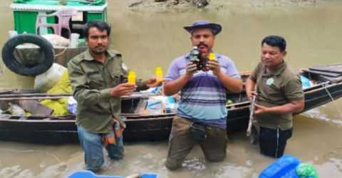 সুন্দরবন থেকে হরিন শিকারের ফাঁদ,ডিঙ্গি নৌকা,বিষের বোতল ও মাছ জব্দ করেছে বনবিভাগ 