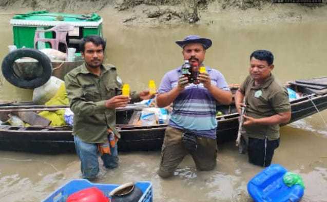 সুন্দরবন থেকে হরিন শিকারের ফাঁদ,ডিঙ্গি নৌকা,বিষের বোতল ও মাছ জব্দ করেছে বনবিভাগ 