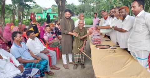 ঝিকরগাছায় নামমাত্র মূল্যে শাড়ি-লুঙ্গি বিতরণ: মধ্যবিত্তদের পাশে সৃষ্টির সেবা ফাউন্ডেশন 