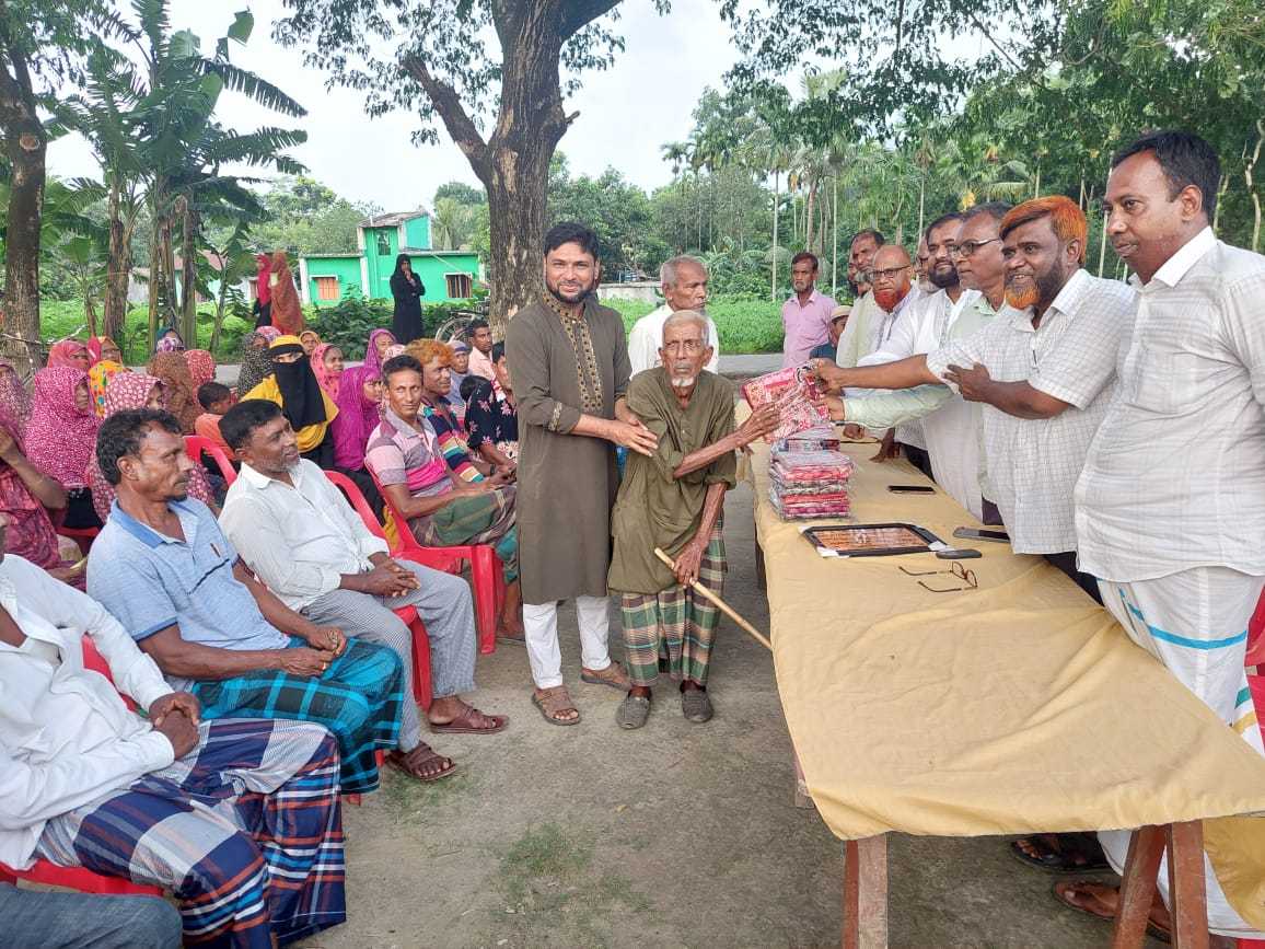 ঝিকরগাছায় নামমাত্র মূল্যে শাড়ি-লুঙ্গি বিতরণ: মধ্যবিত্তদের পাশে সৃষ্টির সেবা ফাউন্ডেশন 
