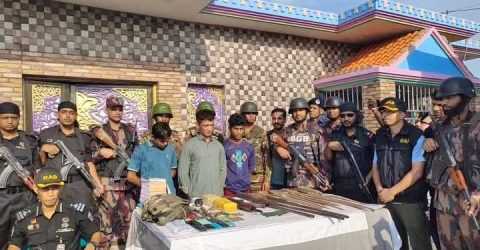 যৌথ বাহিনীর অভিযানে আটক ডাকাত সর্দার শাহীন 