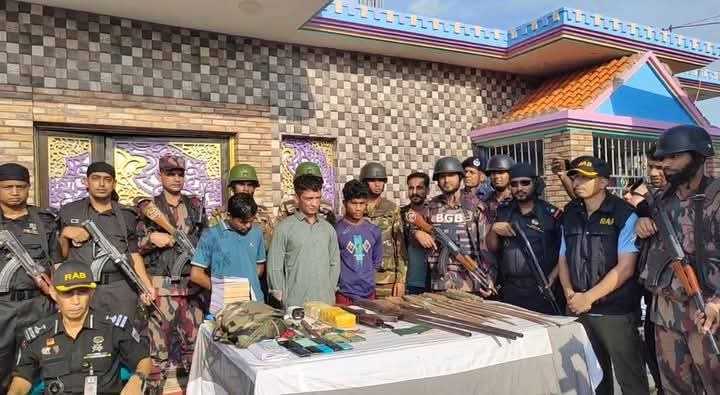 যৌথ বাহিনীর অভিযানে আটক ডাকাত সর্দার শাহীন 