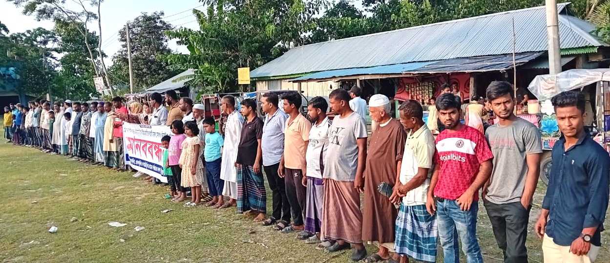 কাঁঠালিয়ায় পর্যটককে মারধরের ঘটনায় ছাত্রলীগ নেতার বিচারের দাবিতে মানববন্ধন