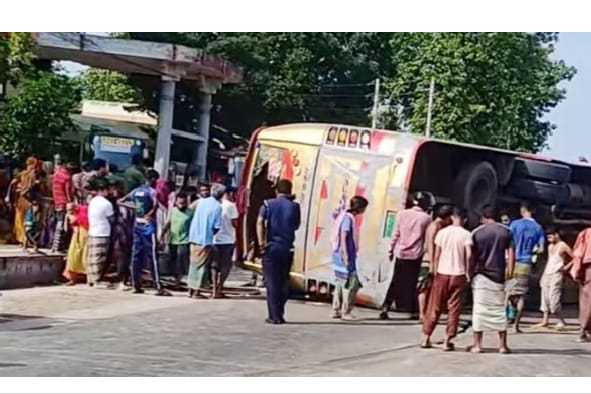 ময়মনসিংহে বাস উল্টে হেলপার নিহত, আহত ১৯