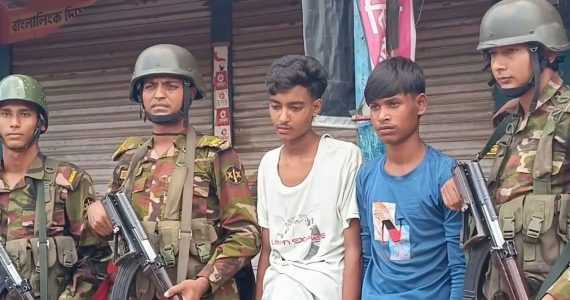 ভালুকায় খেলনা পিস্তল দেখিয়ে দোকানে চাঁদাবাজি,আটক ২
