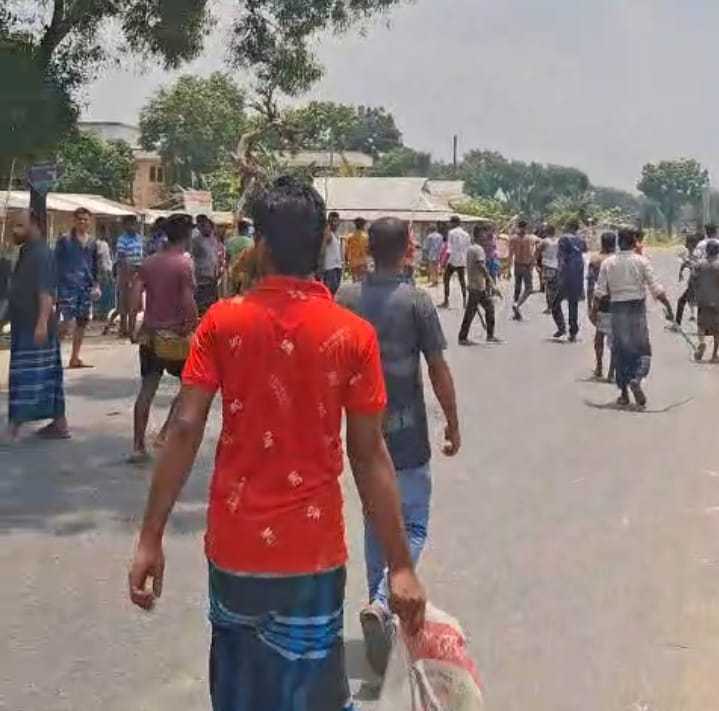 ময়মনসিংহ জেলা মোটরযান কর্মচারী ইউনিয়নে নতুন কমিটির গঠনের জেরে দুই পক্ষের সংঘর্ষ।