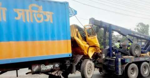 টাঙ্গাইলে ট্রাকের পেছনে কাভার্ডভ্যানের ধাক্কা, নিহত ১