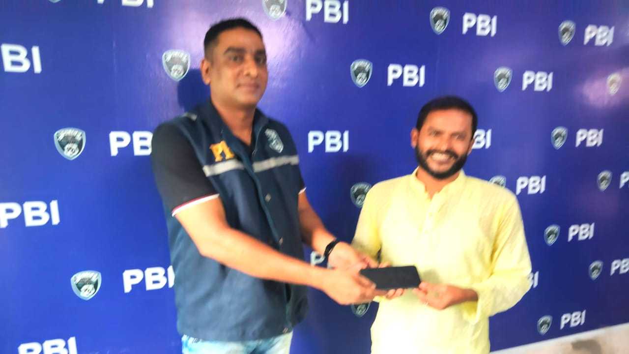 সাংবাদিক এম.এম কামালের চুরি হওয়া স্মার্ট মোবাইল উদ্ধার করছেন পিবিআই পুলিশ