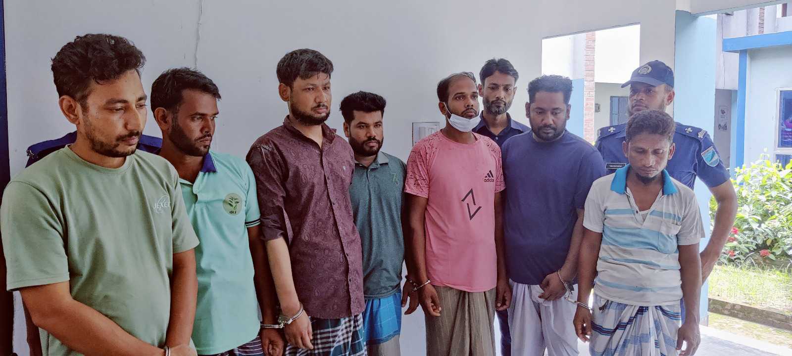 সদরপুরে যৌথবাহিনীর অভিযানে আটক ১৩