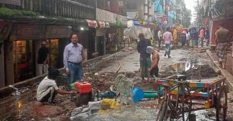 আশুলিয়ায় রাস্তা ও ড্রেনে জলাবদ্ধতা নিরসনে কাজ করছেন মোর্শেদ ভূঁইয়াসহ এলাকাবাসী!