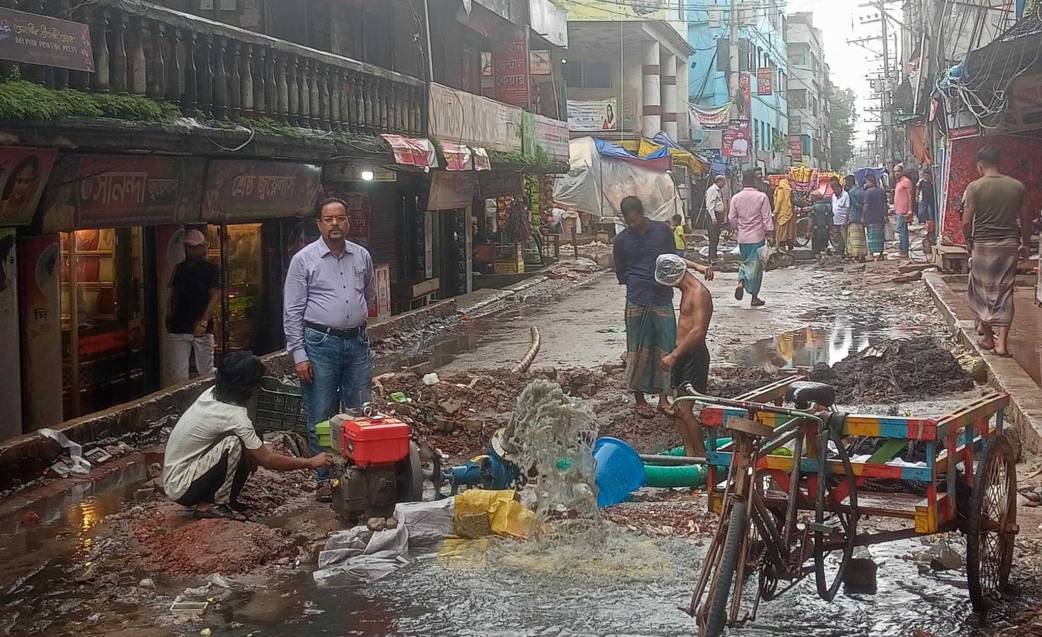আশুলিয়ায় রাস্তা ও ড্রেনে জলাবদ্ধতা নিরসনে কাজ করছেন মোর্শেদ ভূঁইয়াসহ এলাকাবাসী!