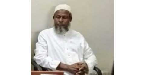 খুলনা ওয়াসার নকশাকারক চলেন অফিসারের ভঙ্গিতে