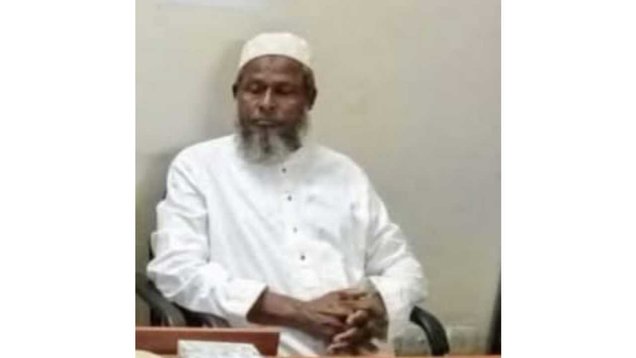 খুলনা ওয়াসার নকশাকারক চলেন অফিসারের ভঙ্গিতে