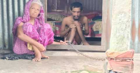 ৩০ বছর ধরে শিকলে বন্দি: ভিক্ষা করে সংসার চালাচ্ছেন বৃদ্ধা মা