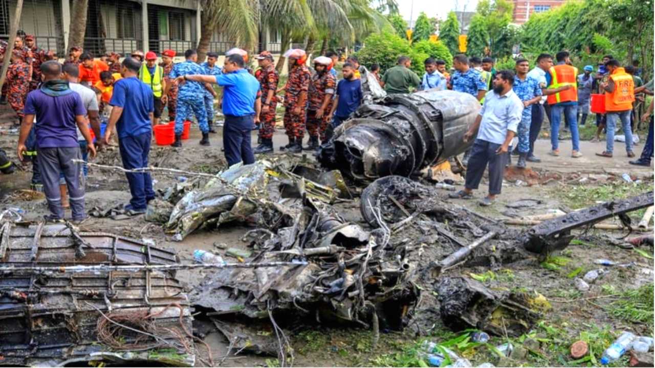 উত্তরায় বিমান দুর্ঘটনায় নিহত ১৯, আহত দেড় শতাধিক জাতীয় বার্ন ইনস্টিটিউটে ভর্তি বহু আহত, হটলাইন চালু
