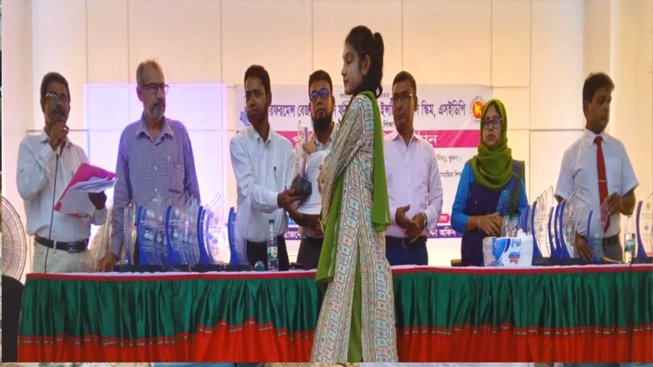 খুলনা বটিয়াঘাটায় মাধ্যমিক ও উচ্চ মাধ্যমিক পর্যায়ে পুরস্কার বিতরণী অনুষ্ঠান অনুষ্ঠিত 