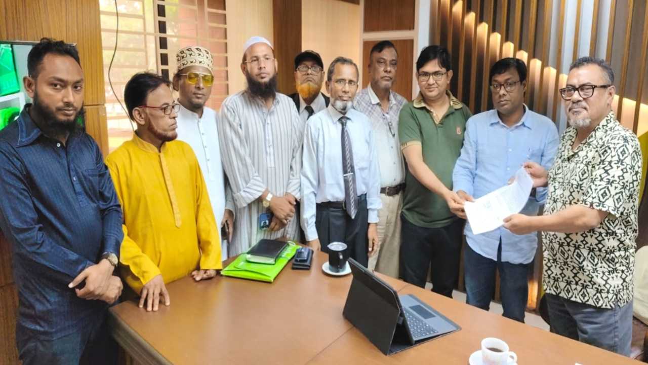 খুলনা-সাতক্ষীরা মহাসড়কের বেহাল অবস্থা: সংস্কারের দাবিতে খুলনা নাগরিক সমাজের স্মারকলিপি পেশ