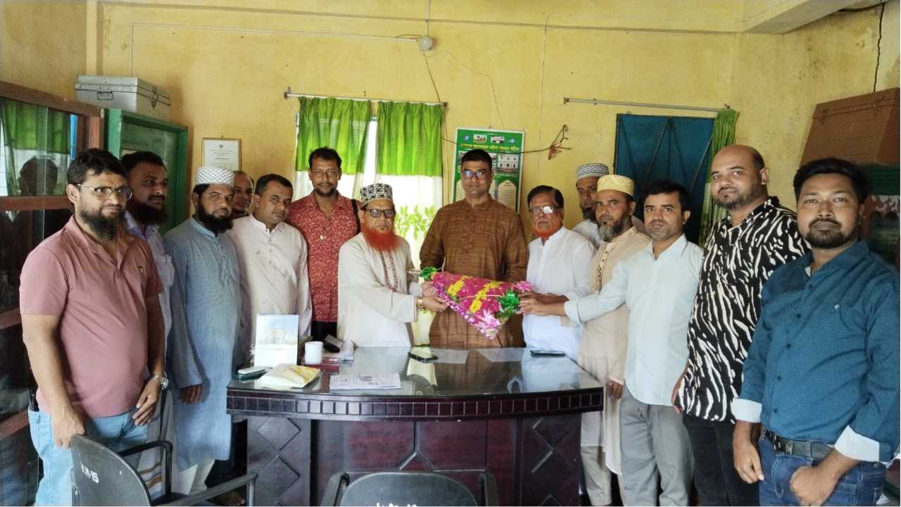 হোমনা ইসলামিয়া দাখিল মাদ্রাসায় এডহক কমিটির সভাপতি মোহাম্মদ ইয়া মুসাকে ফুল দিয়ে বরণ