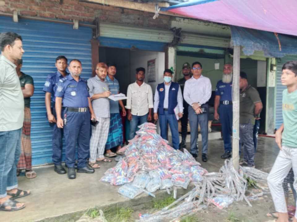 বিএসটিআইয়ের অভিযানে দুই কারখানাকে জরিমানা ও পণ্য ধ্বংস