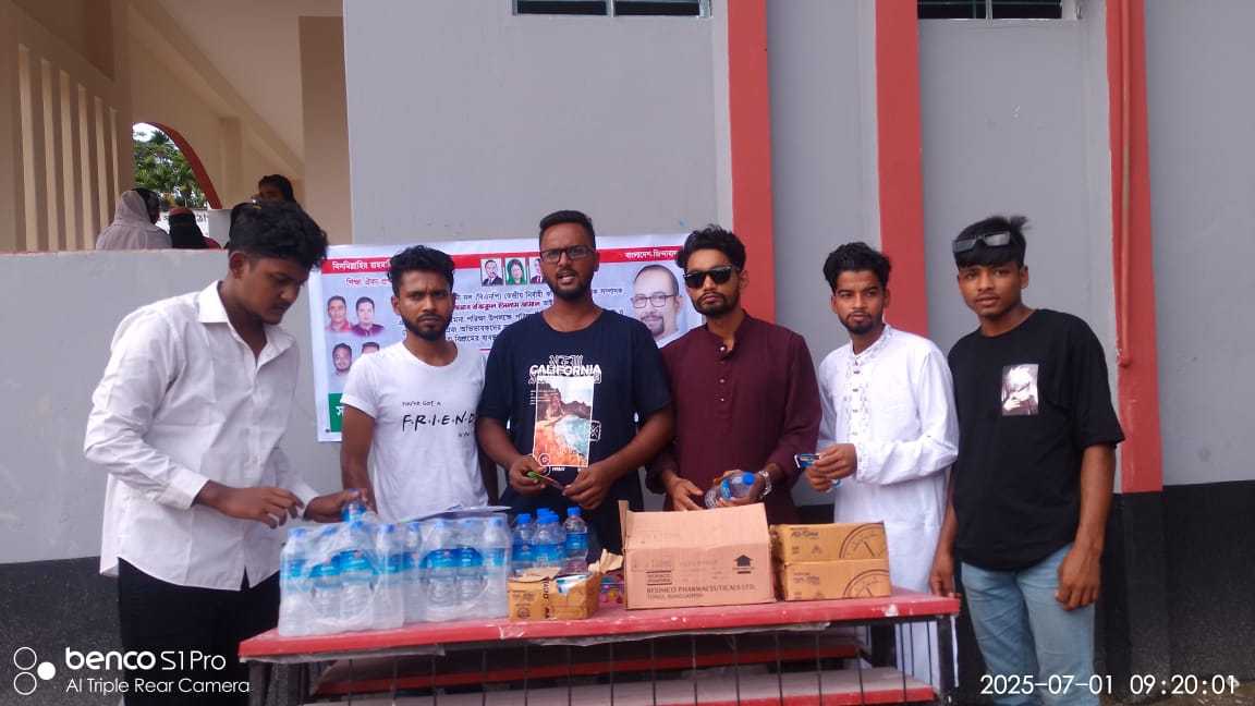 রাজাপুরে এইচএসসি পরীক্ষার্থীদের মাঝে ছাত্রদলের উপহার সামগ্রী বিতরণ