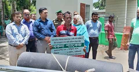 দিঘলিয়ায় প্রাণিসম্পদ ও ভেটেরিনারি হাসপাতাল কতৃক উপকরণ বিতরণ