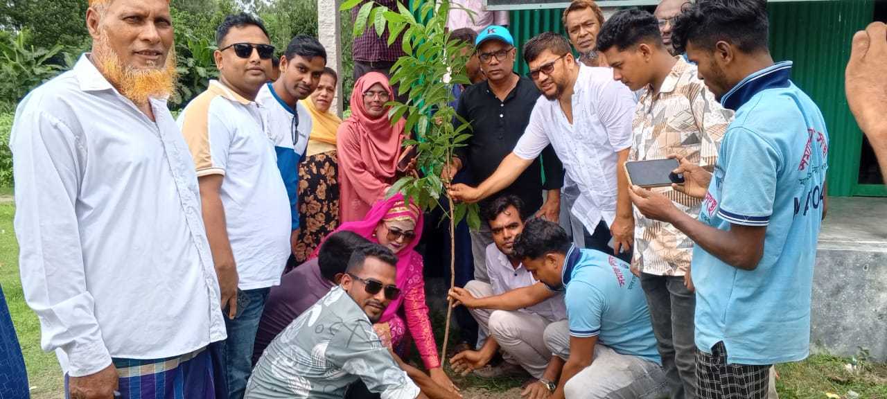 পরিবেশের ভারসাম্য রক্ষায় টাঙ্গাইলে বিভিন্ন শিক্ষা প্রতিষ্ঠানে বিনামূল্যে গাছের চারা বিতরণ 
