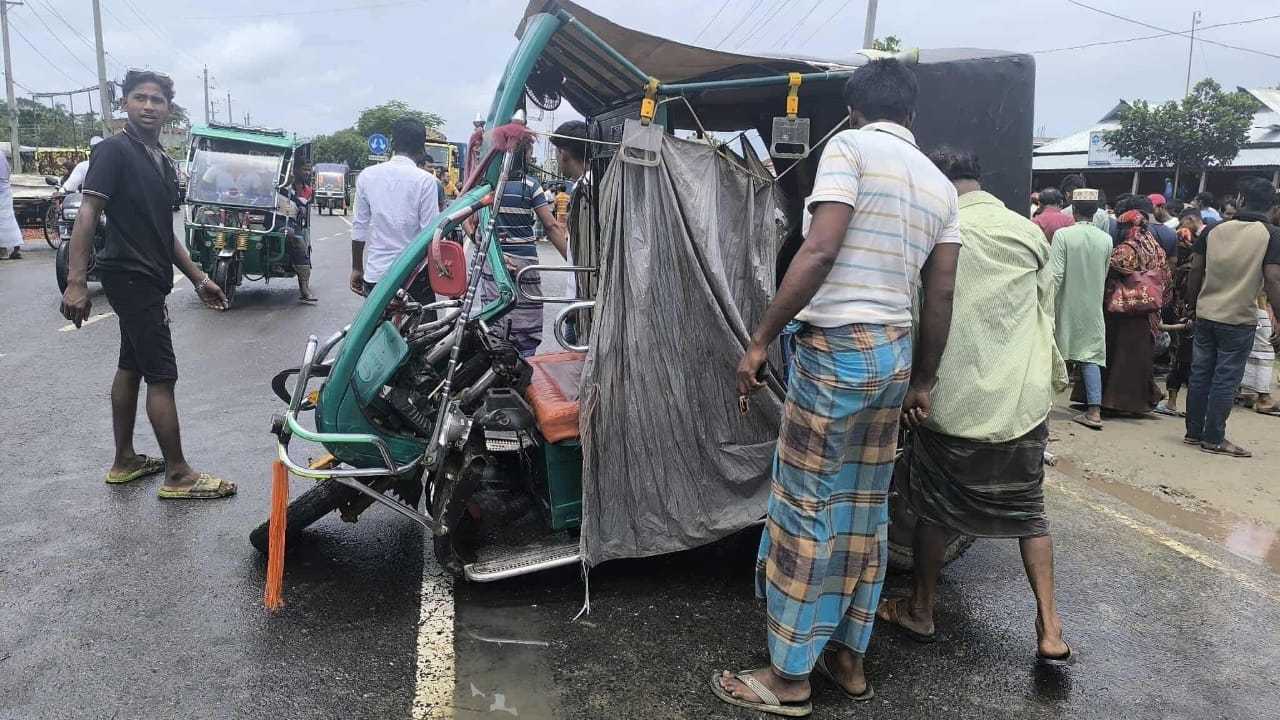 গফরগাঁওয়ে ট্রাক-অটোরিকশা মুখোমুখি সংঘর্ষে নিহত ২, আহত ২