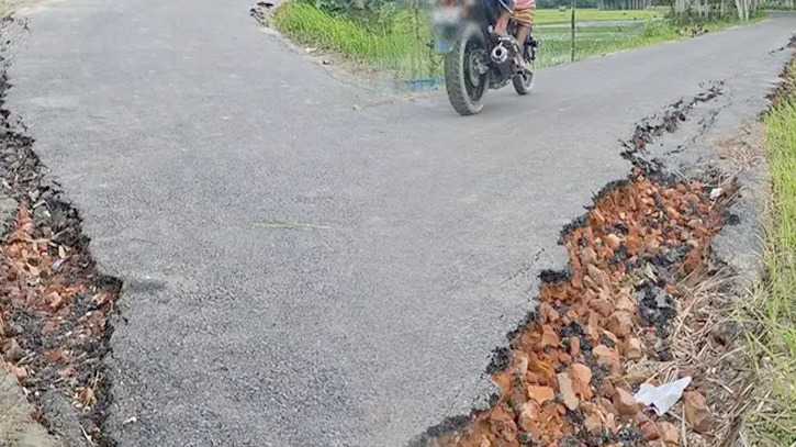 টাঙ্গাইলে কোটি টাকা ব্যয়ে নির্মিত সড়ক: ৩ মাসেই ভাঙন