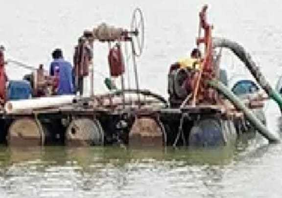 সাতক্ষীরার তালায় ড্রেজার মেশিন দিয়ে বালু উত্তোলনের অভিযোগ