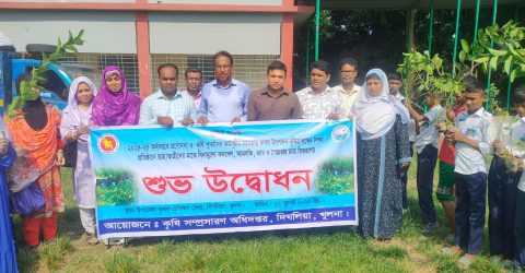 দিঘলিয়ায় ছাত্রছাত্রীদের মাঝে বিভিন্ন ফলের চারা বিতরণ কর্মসূচির শুভ উদ্বোধন