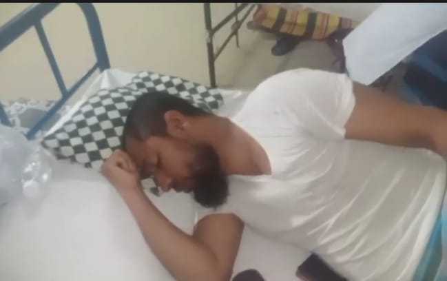 খুলনায় অন্ধকার ঘরে নিয়ে নির্মম নির্যাতন: প্লাস দিয়ে আঙুল তুলে ফেলার চেষ্টা, ১ কোটি টাকার স্বাক্ষর আদায়।