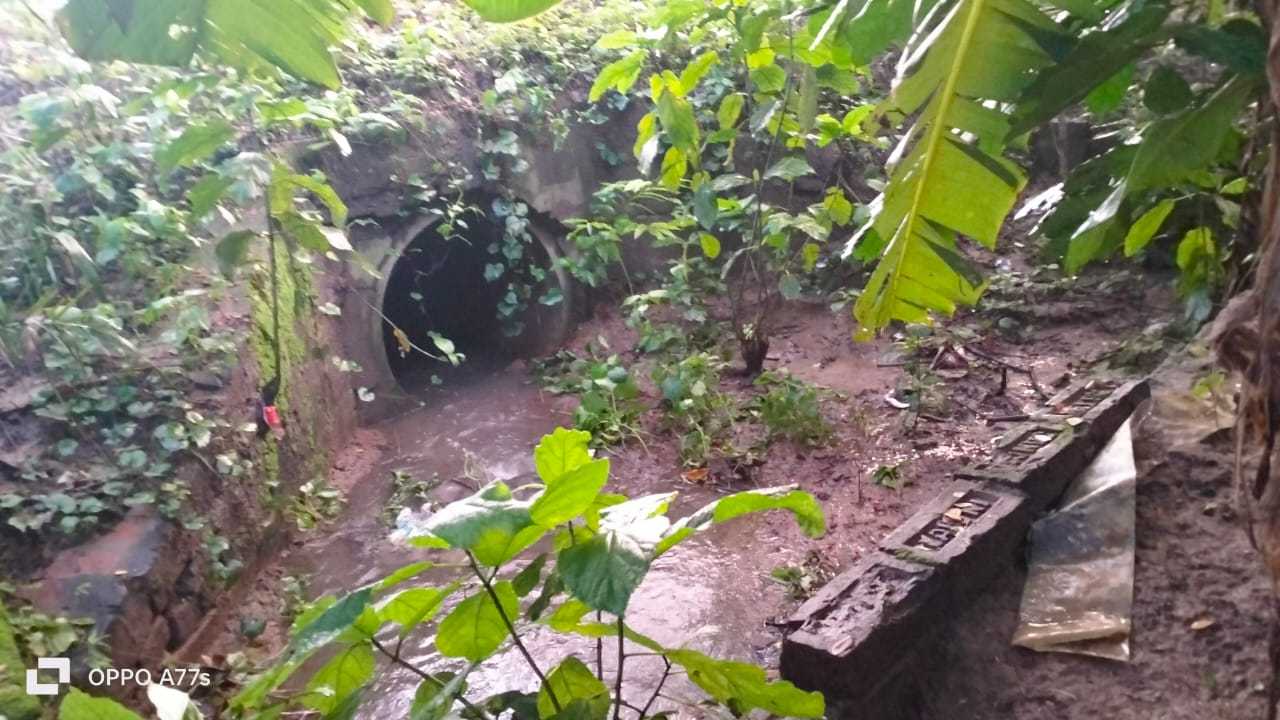 ঝিকরগাছায় বসত বাড়ির সামনে সরকারী কালভার্ট বন্ধ করে দেওয়ার অভিযোগ