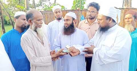 অগ্নিকাণ্ডে সর্বস্ব হারানো পরিবারকে সহায়তা করলেন খেলাফত মজলিস প্রার্থী মাওলানা মিজানুর রহমান